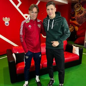 Aleksandr Zhuravlyov Instagram - На прошлой неделе удалось пообщаться с главным тренером сборной России Валерием Карпиным.
⠀
Было немного времени, всего 20 минут, но кое-что интересное про будущее сборной спросил. Интервью опубликовано на МЯЧ продакшн, если кто не видел.
⠀
Главный ответ Валерия Георгиевича про мечту - чтобы был мир во всем мире.
Верим.