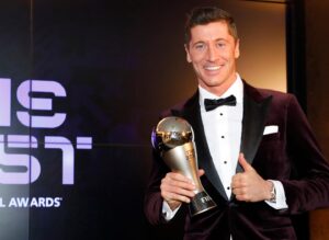 Aleksandr Zhuravlyov Instagram - Левандовски получил награду FIFA The BEST. Пару мыслей.
⠀
1. Вроде бы FIFA The BEST становится весомой альтернативой «Золотому мячу», «врученого Месси несправедливо» (на самом деле несправедливости быть не может, так как голосуют сами игроки/тренеры/журналисты).
⠀
Но по результатам мы видим, что Месси и Лева были и тут крайне близки, всего 4 балла разницы – это упоминание нескольких человек. Что еще раз подтверждает – ничего удивительного в Золотом мяче Месси нет, просто из-за немного другой системы подсчета и другом наборе голосовавших – может образоваться минимальное преимущество в пользу одного или другого.
⠀
Тем не менее, FIFA The BEST и на метр не приблизилась к авторитетности ЗМ, это по-прежнему награда №2. Да, «Золотой мяч» вроде бы вручили несправедливо, но сколько же шума было вокруг этого, не потухало пару недель. А вручение FIFA The BEST завтра забудут.
⠀
2. И вторая мысль. Пишут какой молодец Роналду, что поставил в свою тройку Леву, и какой лицемер Месси, что не упомянул Роберта. Но подобные награды для Месси и Рона – это борьба друг с другом, а не с Левандовским. И голосуют они именно так, чтобы либо быть выше друг друга, либо чтобы награда не досталась оппоненту. Роналду понимал, что он не фаворит, поэтому и хотел помочь Роберту обогнать Лео и отдал ему 5 баллов, а Месси – 0. Разница в 5 баллов (даже учитывая, что при итоговом подсчете баллы всех четырех групп голосовавших учитываются в пропорции по 25%) означает, что голос Криша - это лишние 1,25 балла Роберту, а он обогнал Лео всего на 4 итоговых балла!
⠀
То есть, от голоса Роналду вполне мог зависеть исход. Точно так же и Месси мог своим голосом в пользу Роберта себя лишить награды. Всё. Не зря же в прошлые годы Рон не упоминал прямых конкурентов (тем более на первом месте).
⠀
А Лева молодец, что назвал обоих. Но у него немного другая игра, он не участвует в борьбе альфа-самцов за величие всех времен. Леве респект. Но ничего зазорного в выборе Месси и Роналду нет, они стремятся быть лучше конкурента в истории, и если бы они не были такими дерзкими и ненасытными – давно превратились бы в Азара или Роналдиньо и пошли наслаждаться жизнью и респектом окружающих, в том числе в их «справедливости».