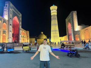 Aleksandr Zhuravlyov Instagram - В общем, после Ташкента, в котором особо смотреть нечего, доехали до Самарканда и Бухары. И это пушка!
⠀
Люблю, когда в путешествии что-то превосходит ожидания. Тут превзошло почти всё!
Я часто разочаровывался в раскрученных туристических городах и достопримечательностях (типа Брюсселя), а тут особо ничего не ждал. Ну да, площадь Регистан, что размещают на всех фотографиях Узбекистана и все.
⠀
Оказалось в Самарканде много исторических мест 15-17 веков. Все хорошо сохранилось, отреставрировано, отличная инфраструктура вокруг. Сам город маленький и не испорчен большими новостройками. Фишка - мозаичные фасады.
⠀
Бухара мне понравилась даже больше. Тут уже все из кирпича песочного цвета, здания ещё старше, их сохранилось ещё больше (посмотрите закреплённые сторис). Готовые декорации средневековой сказки, вроде Аладдина. Оба города были основаны до нашей эры.
⠀
Цены дешевые. Такси в среднем 1-2 доллара, приличная порция шашлыка 3-5 долларов, мороженое на улице 0,6-1,5 доллара. Гостиницы очень разные, от 20-30 долларов за двухместный номер в неплохом отеле. Люди в большинстве вежливые, деликатные.
⠀
До коронавируса россияне сюда почти не ездили, было много туристов из Франции, Германии, Италии и других стран Европы. Сейчас превалируют русские, понятно почему. Думаю, с открытием Узбекистана для международного бизнеса в ближайшие годы количество туристов тут возрастёт геометрически.
⠀
В общем, советую 👏 #узбекистан #самарканд #бухара