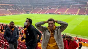 Aleksandr Zhuravlyov Instagram - Сегодня вышел наш лучший выпуск шоу #НАВЫЕЗД
⠀
Настолько безумной атмосферы на трибуне и в городе, как во время межконтинентального дерби я не видел никогда и нигде!!
⠀
Это какие-то космические эмоции, которые я смог пережить. И, как мне кажется, смог передать в выпуске, чтобы это ощутили и все, кто его посмотрит ✊✊
⠀
Так же показали настоящий, а не туристический Стамбул, жизнь местных парней, которые играют во дворе в футбол и, конечно, крутые места Стамбула)
Это еще не тот идеальный формат, к которому я стремлюсь, но уже 8 из 10)
⠀
Посмотрите, оцените, напишите ваши впечатления! Не пожалеете) 🙂