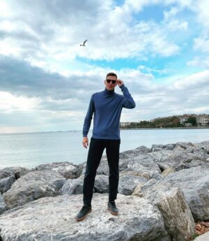 Aleksandr Zhuravlyov Instagram - Снимаем в Турции новый фильм про местный футбольный маркетинг. Своеобразное продолжение «Нефутбольных Штатов Америки», только будет больше негативных примеров, которые лучше не повторять. Но положительного тоже много. Пока все изучаем с бизнес-школой @rma_business_school Ждите в новом году на #мячproduction 🤫