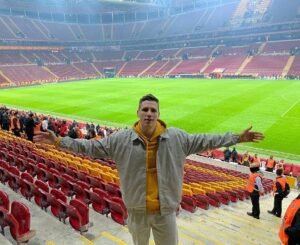 Aleksandr Zhuravlyov Instagram - Хочу обнять всех подписчиков нашего канала и моего инстаграмма! 🤗🤗
⠀
Думаю, вы замечаете, что мы постоянно пытаемся придумывать что-то новое. В этом году возродили «Кто Круче», запустили видеоподкасты, я поэкспериментировал с форматом «Мнения» после игр сборной России, а еще мы переформатировали рубрику #НАВЫЕЗД  Первый полноценный 50-минутный фильм нового формата выйдет в праздники, как раз из Турции, со стадиона «Галатасарая», на трибуне которого я стою на фото.
⠀
В этом году сильно выросли наши другие соцсети, я рад, что МЯЧ production превращается в полноценное большое спортивное СМИ, которое цитируют и которое влияет на мнение большого числа футбольных болельщиков. За этот год мы почти добили планку в 1 млн подписчиков в YouTube, наш второй канал МЯЧ lab заметно вырос по просмотрам и запартнерился с Transfermarkt, на наш TikTok подписано 110К человек, аудитория в Яндекс.Дзен почти 1 млн пользователей, продолжил развиваться мой инстаграмм (более 120К подписчиков) и страницы других ведущих МЯЧа, в ВК мы выросли почти до 45К и стали заметным каналом в телеграме с 32К активных подписчиков ✊✊
⠀
Количество людей, которые работают над продуктами МЯЧа в этом году увеличилось почти в 2 раза. За 2021-й на МЯЧ production мы выпустили 168 роликов, в каждый из которых вложили очень много сил, 74 ролика у нас вышло на Мяч лаб, 44 обзора тура АПЛ для сервиса ОККО, а на нашем дружеском теннисном канале МЯЧ поинт вышло 90 видео. Итого 376 полноценных роликов для YouTube за год выпустила наша студия, которые собрали около 100 000 000 просмотров! 😱
⠀
А еще мы сделали крутейшую трансляцию решающего матча сборной России с легендами сборной, выпустили уникальный фильм «Нефутбольные штаты Америки», в издательстве «Эксмо» вышла книга по нашим «ТОП 10», мы классно отработали Евро-2020 и наладили несколько очень важных новых партнерств!
⠀
Этого бы не было без вас, наших подписчиков, так что спасибо вам! И всех с Новым Годом! Будем дальше стараться вместе делать футбол популярнее и пытаться изменить его к лучшему!
⠀
Спасибо! 😀