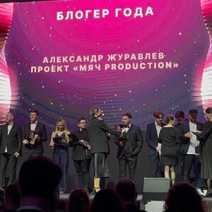 Aleksandr Zhuravlyov Instagram - Вчера на главной премии по спортивному бизнесу в России мы победили в номинации «Блогер года»! 🌪️
⠀
Хотя номинация и называется «блогер», понятно, что в нашем случае это гораздо больше! У нас медиапроект или даже спортивное СМИ.
⠀
11 лет назад мы одними из первых в спортивном русскоязычном сегменте стали выпускать регулярные рубрики в ютубе. Тогда ролики о футболе в сети мало кто смотрел. В итоге сейчас это превратилось в большой рынок, который составляет и даже выигрывает конкуренцию за зрителей у традиционного ТВ.
⠀
4 года назад мы одними из первых стали активно вести телеграмм-канал, с эксклюзивными статьями и красивой инфографикой. И сейчас это тоже уже отдельный рынок.
⠀
2 года назад мы пришли в ютуб-шортс и первыми начали снимать отдельные футбольные видео для шортсов, а не просто делать нарезки из роликов. В итоге это тоже уже превратилось в отдельный большой сегмент ютуба.
⠀
В каждой из перечисленных соцсетей мы или лидеры или одни из. Рад, что наши усилия отметили.
⠀
Спасибо всей нашей большой команде, в которой сейчас уже больше 35 человек! И спасибо вам всем, что нас смотрите! ✊🏼✊🏼✊🏼
