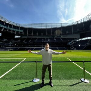 Aleksandr Zhuravlyov Instagram - Если вы хотите увидеть самый современный стадион мира - заглядывайте на МЯЧ production 🙌
⠀
Там вышел ролик про «Тоттенхэм Хотспур Стэдиум». Лучше арены я пока не видел)
⠀
Во время съёмок ролика у меня было немало проблем, увидите в выпуске) спасибо за помощь в съемке @rascalvanruss
⠀
#тоттенхэм #навыезд #лондон