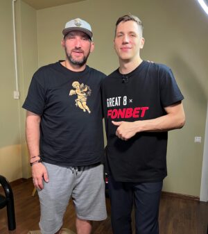 Aleksandr Zhuravlyov Instagram - Сегодня записали интервью с величайшим хоккеистом современности @aleksandrovechkinofficial 🤩
⠀
Говорили только о спорте. О любимых хоккеистах Ови, о матче с «Амкалом», о погоне за рекордом Грецки, о любви к силовым приемам, о целях и мотивации в карьере, об отличии в психологии футболистов и хоккестов, о знакомстве с Руни и Алабой и многом другом.
⠀
Выложим на этой или на следующей неделе на МЯЧ production
⠀
Единственное большое интервью, что Александр дал в России - нашему каналу ✊🏼✊🏼 Спасибо, @aleksandrovechkinofficial и @fonbetru