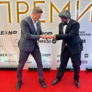 Aleksandr Zhuravlyov Instagram - Получили награду в номинации «Лучший спортивный YouTube-канал» на премии РБ 2022 🥳
⠀
Понятно, что главная оценка работы в YouTube - это просмотры и качество контента. Но подобные награды все же очень приятны)
⠀
спасибо всем, кто нас смотрит с 2017 года и всем ребятам из команды «МЯЧА», кто помогает делать выпуски каждую неделю. Ну и большое спасибо нашим постоянным партнерам, которые помогают нам делать крутой контент @fonbetru @mirpaycard @pumarussia @nissanrussiaofficial