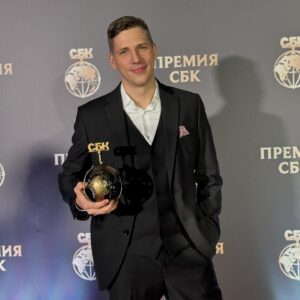 Aleksandr Zhuravlyov Instagram - Вчера на главной премии по спортивному бизнесу в России мы победили в номинации «Блогер года»! 🌪️
⠀
Хотя номинация и называется «блогер», понятно, что в нашем случае это гораздо больше! У нас медиапроект или даже спортивное СМИ.
⠀
11 лет назад мы одними из первых в спортивном русскоязычном сегменте стали выпускать регулярные рубрики в ютубе. Тогда ролики о футболе в сети мало кто смотрел. В итоге сейчас это превратилось в большой рынок, который составляет и даже выигрывает конкуренцию за зрителей у традиционного ТВ.
⠀
4 года назад мы одними из первых стали активно вести телеграмм-канал, с эксклюзивными статьями и красивой инфографикой. И сейчас это тоже уже отдельный рынок.
⠀
2 года назад мы пришли в ютуб-шортс и первыми начали снимать отдельные футбольные видео для шортсов, а не просто делать нарезки из роликов. В итоге это тоже уже превратилось в отдельный большой сегмент ютуба.
⠀
В каждой из перечисленных соцсетей мы или лидеры или одни из. Рад, что наши усилия отметили.
⠀
Спасибо всей нашей большой команде, в которой сейчас уже больше 35 человек! И спасибо вам всем, что нас смотрите! ✊🏼✊🏼✊🏼