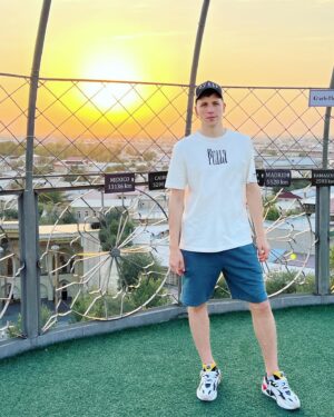 Aleksandr Zhuravlyov Instagram - Привык 31-го подводить какие-то итоги года. Обычно пишу про достижения нашей команды МЯЧ production, люблю созидание.
В этом году с ним было сложнее. Поэтому прежде всего хочу пожелать всем, кто смотрит МЯЧ, чтобы у них был дома мир. А остальное уже вторично.
⠀
Я рад, что в этом году мы на МЯЧе смогли продолжить делать контент и делать часы и дни тех, кто на нас подписан, чуть легче и интереснее.
⠀
В 2022-м мы смогли сделать один из самых больших и интересных руссоязычных телеграм-каналов (а еще Васант с Юрой параллельно развили свои каналы), мы пробили 1 млн подписчиков в Ютубе, сделали отличные прямые эфиры и 5 больших документальных фильмов, открыли канал для shorts и растем там высокими темпами, еще сильнее расширили нашу команду, улучшили дизайн и качество съемки большинства рубрик. Да и в целом, из ютуб-канала окончательно превратились в спортивное СМИ. За что спасибо всем, кто работает на МЯЧе, с МЯЧом и кто за ним следит! Всех с Новым Годом!  Верим в лучшее 🙌 #мячproduction