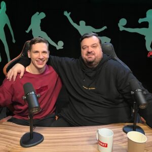Aleksandr Zhuravlyov Instagram - Второй день подряд не по себе. Если честно, я никогда особо не понимал, почему такая глыба, как Василий Уткин, так тепло ко мне относится. Возможно, ему нравилось, что я себя сделал сам на независимой площадке, и он это уважал. Возможно, почему-то еще.
⠀
Первый раз мы познакомились с Василием в 2018 году, когда снимали «изичеллендж» и пригласили его с парнями из «Эгриси». Помню многие говорили, что у Василия сложный характер. Но в тот момент я этого вообще не почувствовал. После этого стали общаться. Нечасто, но довольно откровенно.
⠀
Уже тогда я видел, как Василий горит проектом «Эгриси». Мне это было не совсем понятно. Я думал, такая величина, как Василий Уткин, который изменил и во многом построил спортивную журналистику в России, столько времени и сил тратит на проект любительской команды. Зачем? Хотя он же параллельно создавал такие громкие инфоповоды в журналистике, формировал такие мнения, что они меняли массовое общественное сознание.
⠀
Только со временем я понял, что для Василия команда была чем-то родным и личным. Она не была работой. В том числе поэтому я старался ему помочь в этом.
⠀
Помню, как он мне подарил футболку «Эгриси» с моей фамилией. Как Василий снялся у нас в «5 причинах». Как потом несколько раз на студии и в барах я комментировали с Василием разные матчи. Это было для меня очень волнительно. Но рядом с ним я видел, как прогрессировал. Он был ориентиром. А еще он всегда был максимально честным, принципиальным.
⠀
В начале этого сезона Василий сказал, что у меня есть перспектива в комментарии и предлагал снова что-то прокомментировать. Но никак не совпадали графики…
⠀
Только сейчас я понимаю, что потерял человека, которому абсолютно доверял, как в профессии, так и в жизни. И советов которого мне будет очень не хватать.
⠀
Спасибо за все, Василий! Ваше наследие будет жить всегда…