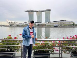 Aleksandr Zhuravlyov Instagram - Итог по Сингапуру.
Вау! Одна из лучших стран, где я был. Люблю, когда что-то превосходит ожидание. В Сингапуре классное сочетание современности, стиля и удобства. Я уже писал в сторис, для меня Сингапур предстал «идеальным» Нью-Йорком. Небоскребы все новые, на улице невероятно чисто, нет бездомных, абсолютно безопасно.
⠀
Очень нравится, что страна крайне бережно относится к каждому участку земли и все задействует максимально эргономично (оно и понятно, территория всего 730 кв. км, меньше старой Москвы).
⠀
Так как 58 лет назад тут была долина и рыбацкие дома, все здания в городе относительно новые. Совершено мало ошибок при проектировании. Часть туристических достопримечательностей расположена на насыпных искусственных островах. Ну и в экономике тоже все хорошо - одни из самых низких налогов в мире, одна из самых открытых и конкурентных экономик мира.
⠀
При этом в городе очень много так называемых iconic places. Уникальных мест и зданий, ради которых сюда стремятся приехать, чтобы увидеть. Отель с «лодкой» на крыше MBS, сады у залива, парк Universal и так далее.
⠀
А учитывая большое количество зелени и идеальную погоду весь год  25- 31 - это одна из лучших стран, где я был!
⠀
Да, как везде, есть минусы. Жесткие законы (например, нельзя привозить с собой и жевать жвачку вообще, нельзя есть в общественных местах, отсутствие пенсии (ты сам зарабатываешь в течение карьеры себе в фонд и только эти деньги получаешь), огромный налог на машины (х5 к стоимости, чтобы не было пробок). Но это скорее минусы для постоянного местного населения. Хочется сюда вернуться, думаю, получится)
⠀
А пока на Бали)
