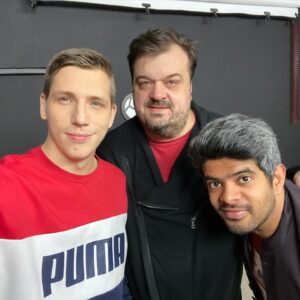 Aleksandr Zhuravlyov Instagram - Второй день подряд не по себе. Если честно, я никогда особо не понимал, почему такая глыба, как Василий Уткин, так тепло ко мне относится. Возможно, ему нравилось, что я себя сделал сам на независимой площадке, и он это уважал. Возможно, почему-то еще.
⠀
Первый раз мы познакомились с Василием в 2018 году, когда снимали «изичеллендж» и пригласили его с парнями из «Эгриси». Помню многие говорили, что у Василия сложный характер. Но в тот момент я этого вообще не почувствовал. После этого стали общаться. Нечасто, но довольно откровенно.
⠀
Уже тогда я видел, как Василий горит проектом «Эгриси». Мне это было не совсем понятно. Я думал, такая величина, как Василий Уткин, который изменил и во многом построил спортивную журналистику в России, столько времени и сил тратит на проект любительской команды. Зачем? Хотя он же параллельно создавал такие громкие инфоповоды в журналистике, формировал такие мнения, что они меняли массовое общественное сознание.
⠀
Только со временем я понял, что для Василия команда была чем-то родным и личным. Она не была работой. В том числе поэтому я старался ему помочь в этом.
⠀
Помню, как он мне подарил футболку «Эгриси» с моей фамилией. Как Василий снялся у нас в «5 причинах». Как потом несколько раз на студии и в барах я комментировали с Василием разные матчи. Это было для меня очень волнительно. Но рядом с ним я видел, как прогрессировал. Он был ориентиром. А еще он всегда был максимально честным, принципиальным.
⠀
В начале этого сезона Василий сказал, что у меня есть перспектива в комментарии и предлагал снова что-то прокомментировать. Но никак не совпадали графики…
⠀
Только сейчас я понимаю, что потерял человека, которому абсолютно доверял, как в профессии, так и в жизни. И советов которого мне будет очень не хватать.
⠀
Спасибо за все, Василий! Ваше наследие будет жить всегда…