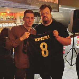 Aleksandr Zhuravlyov Instagram - Второй день подряд не по себе. Если честно, я никогда особо не понимал, почему такая глыба, как Василий Уткин, так тепло ко мне относится. Возможно, ему нравилось, что я себя сделал сам на независимой площадке, и он это уважал. Возможно, почему-то еще.
⠀
Первый раз мы познакомились с Василием в 2018 году, когда снимали «изичеллендж» и пригласили его с парнями из «Эгриси». Помню многие говорили, что у Василия сложный характер. Но в тот момент я этого вообще не почувствовал. После этого стали общаться. Нечасто, но довольно откровенно.
⠀
Уже тогда я видел, как Василий горит проектом «Эгриси». Мне это было не совсем понятно. Я думал, такая величина, как Василий Уткин, который изменил и во многом построил спортивную журналистику в России, столько времени и сил тратит на проект любительской команды. Зачем? Хотя он же параллельно создавал такие громкие инфоповоды в журналистике, формировал такие мнения, что они меняли массовое общественное сознание.
⠀
Только со временем я понял, что для Василия команда была чем-то родным и личным. Она не была работой. В том числе поэтому я старался ему помочь в этом.
⠀
Помню, как он мне подарил футболку «Эгриси» с моей фамилией. Как Василий снялся у нас в «5 причинах». Как потом несколько раз на студии и в барах я комментировали с Василием разные матчи. Это было для меня очень волнительно. Но рядом с ним я видел, как прогрессировал. Он был ориентиром. А еще он всегда был максимально честным, принципиальным.
⠀
В начале этого сезона Василий сказал, что у меня есть перспектива в комментарии и предлагал снова что-то прокомментировать. Но никак не совпадали графики…
⠀
Только сейчас я понимаю, что потерял человека, которому абсолютно доверял, как в профессии, так и в жизни. И советов которого мне будет очень не хватать.
⠀
Спасибо за все, Василий! Ваше наследие будет жить всегда…