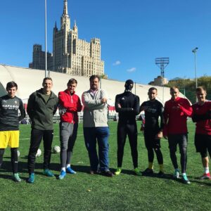 Aleksandr Zhuravlyov Instagram - Второй день подряд не по себе. Если честно, я никогда особо не понимал, почему такая глыба, как Василий Уткин, так тепло ко мне относится. Возможно, ему нравилось, что я себя сделал сам на независимой площадке, и он это уважал. Возможно, почему-то еще.
⠀
Первый раз мы познакомились с Василием в 2018 году, когда снимали «изичеллендж» и пригласили его с парнями из «Эгриси». Помню многие говорили, что у Василия сложный характер. Но в тот момент я этого вообще не почувствовал. После этого стали общаться. Нечасто, но довольно откровенно.
⠀
Уже тогда я видел, как Василий горит проектом «Эгриси». Мне это было не совсем понятно. Я думал, такая величина, как Василий Уткин, который изменил и во многом построил спортивную журналистику в России, столько времени и сил тратит на проект любительской команды. Зачем? Хотя он же параллельно создавал такие громкие инфоповоды в журналистике, формировал такие мнения, что они меняли массовое общественное сознание.
⠀
Только со временем я понял, что для Василия команда была чем-то родным и личным. Она не была работой. В том числе поэтому я старался ему помочь в этом.
⠀
Помню, как он мне подарил футболку «Эгриси» с моей фамилией. Как Василий снялся у нас в «5 причинах». Как потом несколько раз на студии и в барах я комментировали с Василием разные матчи. Это было для меня очень волнительно. Но рядом с ним я видел, как прогрессировал. Он был ориентиром. А еще он всегда был максимально честным, принципиальным.
⠀
В начале этого сезона Василий сказал, что у меня есть перспектива в комментарии и предлагал снова что-то прокомментировать. Но никак не совпадали графики…
⠀
Только сейчас я понимаю, что потерял человека, которому абсолютно доверял, как в профессии, так и в жизни. И советов которого мне будет очень не хватать.
⠀
Спасибо за все, Василий! Ваше наследие будет жить всегда…