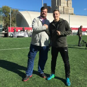 Aleksandr Zhuravlyov Instagram - Второй день подряд не по себе. Если честно, я никогда особо не понимал, почему такая глыба, как Василий Уткин, так тепло ко мне относится. Возможно, ему нравилось, что я себя сделал сам на независимой площадке, и он это уважал. Возможно, почему-то еще.
⠀
Первый раз мы познакомились с Василием в 2018 году, когда снимали «изичеллендж» и пригласили его с парнями из «Эгриси». Помню многие говорили, что у Василия сложный характер. Но в тот момент я этого вообще не почувствовал. После этого стали общаться. Нечасто, но довольно откровенно.
⠀
Уже тогда я видел, как Василий горит проектом «Эгриси». Мне это было не совсем понятно. Я думал, такая величина, как Василий Уткин, который изменил и во многом построил спортивную журналистику в России, столько времени и сил тратит на проект любительской команды. Зачем? Хотя он же параллельно создавал такие громкие инфоповоды в журналистике, формировал такие мнения, что они меняли массовое общественное сознание.
⠀
Только со временем я понял, что для Василия команда была чем-то родным и личным. Она не была работой. В том числе поэтому я старался ему помочь в этом.
⠀
Помню, как он мне подарил футболку «Эгриси» с моей фамилией. Как Василий снялся у нас в «5 причинах». Как потом несколько раз на студии и в барах я комментировали с Василием разные матчи. Это было для меня очень волнительно. Но рядом с ним я видел, как прогрессировал. Он был ориентиром. А еще он всегда был максимально честным, принципиальным.
⠀
В начале этого сезона Василий сказал, что у меня есть перспектива в комментарии и предлагал снова что-то прокомментировать. Но никак не совпадали графики…
⠀
Только сейчас я понимаю, что потерял человека, которому абсолютно доверял, как в профессии, так и в жизни. И советов которого мне будет очень не хватать.
⠀
Спасибо за все, Василий! Ваше наследие будет жить всегда…