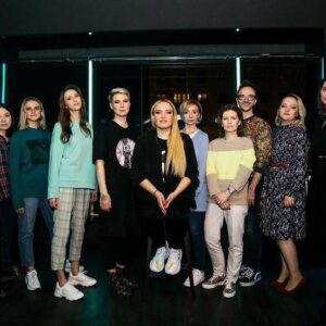 Aleksandra Muratova Instagram - Когда-нибудь меня спросят топ моих любимых комиков, а я отвечу - посмотрите на это фото.
#женскийстендап
#всетольконачинается