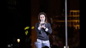 Aleksandra Muratova Instagram - Подведём итоги, судя  по фото, научилась что-то обещать. Над остальным надо работать. 
За фото большое спасибо @ugolphoto  и маленькое мне.
#женскийстендап