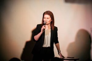 Aleksandra Muratova Instagram - Теперь хожу на сцену с телефоном на случай, если позвонит Тони Роббинс спросить совета
#женскийстендап
Фото: @maria.artos