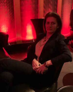 Aleksandra Muratova Instagram - Говорят, если ты в костюме, люди к тебе больше прислушиваются. 
По статистике, в новогоднюю ночь 97% людей в России загадывают желания, а остальные 3% работают в правительстве.
Видимо, в прошлом году слишком много человек захотели в 2020-м: поменьше работать и побольше отдыхать.
В этот раз, пожалуйста, формулируйте чётче. 
#женскийстендап