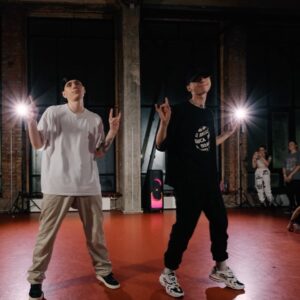 Aleksey Kuzmin Instagram - Танцуем с @itsmetiim 
Камера @scorp_production 
На классах @hd__corporation @drama___kings 
Отмечайте @coldsiemens 🖤