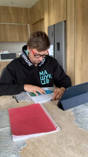 Aleksey Yagudin Instagram - Для дебилов-комментаторов из предыдущего видео, да и этого тоже 👀 хотя, уверен,им ничего не поможет 😚😚😚
#глаза #текст #сценарий #театр #спектакль