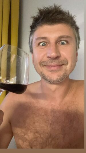Aleksey Yagudin Instagram - Насколько я знаю, вам пришлось по душе мое видео с яичницей, так что: для всех любителей торсов и вина! Выпьем за любовь 👩‍❤️‍💋‍👨 Ура, товарищи…