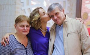 Alena Kolomina Instagram - У меня дома всегда все в порядке: вкручена лампа, починен шкаф, все полки прибиты, потому что ты, папочка, всегда рядом, ты-черный плащ, «только свисни, он появится»😅😂 Любая проблема после твоего: «Тут надо подумать, спланировать, доченька, все решим, не волнуйся!». А я и не волнуюсь, потому что для тебя я всегда маленькая и любимая доченька❤️.Папа, будь здоров, продолжай играть в настольный теннис, ходить в Леруа и Оби «просто посмотреть», береги маму, оставайся другом внукам, прячьте конфеты , «чтоб мама не знала», наслаждайся жизнью, я тебя очень люблю! С Днем рождения! 🥳🎉🎂🎁🎊