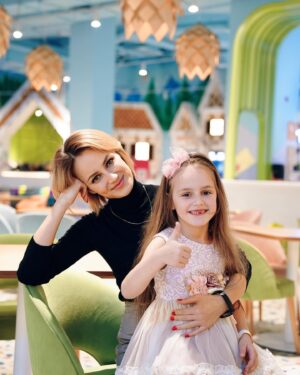 Alena Kolomina Instagram - Оказывается, сегодня-День дочерей. ❤️👩‍👧Я-дочь и у меня прекрасная! Нина в переводе с грузинского царица. Будь счастлива, доченька! Фото- @efremovision
