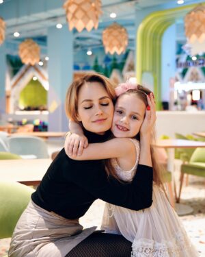 Alena Kolomina Instagram - Оказывается, сегодня-День дочерей. ❤️👩‍👧Я-дочь и у меня прекрасная! Нина в переводе с грузинского царица. Будь счастлива, доченька! Фото- @efremovision