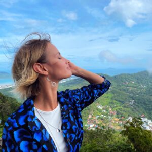 Alena Kolomina Instagram - «Воздух выдержит только тех,
Только тех, кто верит в себя,
Ветер дует туда, куда
Прикажет тот, кто верит в себя.
Воздух выдержит только тех,
Только тех, кто верит в себя,
Ветер дует туда, куда
Прикажет тот, кто верит в себя.»
Знаете песню?🫶