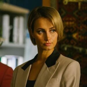 Alena Kolomina Instagram - А пока плохо работает vpn и я уже щеголяю с длинными волосами, мало того, что Новый 2024 наступил🤭💪, так еще и в декабре отшумела премьера «Лихача-3» на @ntvru. Ах, как же было чудесно, профессионально, по-настоящему творчески, легко и весело работать с коллективом, партнерами под руководством Дмитрия Ильича Матова❤️🎬 и в кадре у Дмитрия Александровича Кабанова @kabanich ❤️🎥. Мне так повезло, я так благодарна🪐💫☄️. За фото огромное спасибо- @irene_istomina . Ну, Анна Ивановна Соколова та еще штучка🤭, а между прочим в этой работе со мной кое-что было впервые🫣🤣. Смотрели? Угадаете о чем я?