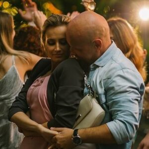 Alena Kolomina Instagram - А пока плохо работает vpn и я уже щеголяю с длинными волосами, мало того, что Новый 2024 наступил🤭💪, так еще и в декабре отшумела премьера «Лихача-3» на @ntvru. Ах, как же было чудесно, профессионально, по-настоящему творчески, легко и весело работать с коллективом, партнерами под руководством Дмитрия Ильича Матова❤️🎬 и в кадре у Дмитрия Александровича Кабанова @kabanich ❤️🎥. Мне так повезло, я так благодарна🪐💫☄️. За фото огромное спасибо- @irene_istomina . Ну, Анна Ивановна Соколова та еще штучка🤭, а между прочим в этой работе со мной кое-что было впервые🫣🤣. Смотрели? Угадаете о чем я?