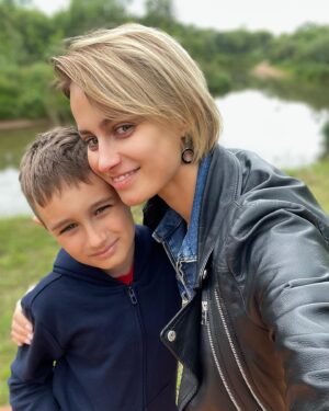 Alena Kolomina Instagram - Петя в этом году первый раз поехал в лагерь. Ему 8 лет. Петруччо у нас очень эмоциональный, тонко организованный парень, поэтому волновалась вся семья🤣🙌🏽. Бабуля причитала, мол, как же… не останется ли голодным, папа покупал резиновые сапоги и утепление для сидения на траве… Дед молчал, но видно было, что тоже волновался. Нина вопила как же он без нее🤣🤣🤣. Мы выбрали лагерь от МатКласса. Сын любит математику и учиться в математической школе. 🧮🧠🤓. Все прошло чудесно: сказал, что кормили очень вкусно( шведский стол, кто б  мне такое в детстве предлагал🤣), волновался по ночам засыпать, но чудесные вожатые приходили с персональной сказкой, оставляли на ночь ему телефон( кстати, формат лагеря предполагает полное отсутствие гаджетов, их выдают на час в день-родителям позвонить🙌🏽) , но Пете в индивидуальном порядке разрешили, поэтому мы иногда болтали в 6 утра🤣🤣, завел новых друзей. Но самое главное Петя заявил: «Математика-это интересно!» тут мамино сердечко совсем растаяло ❤️🫶 Поэтому осенью на каникулах обязательно снова поедем в лагерь МАТКЛАСС
Если и для вас важно организовать ребенку отличные каникулы в хорошей компании с пользой для ума, 
пишите в директ @matclass слово "Занятия", чтобы записаться на бесплатный ознакомительный урок он-лайн. А по промокоду Коломина получите скидку 10 % на каникулярную программу и 2 занятия в подарок при покупке абонемента на 10 он-лайн занятий. P.s. Похожи мы с сыном? 
 
#маткласс