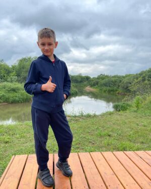 Alena Kolomina Instagram - Петя в этом году первый раз поехал в лагерь. Ему 8 лет. Петруччо у нас очень эмоциональный, тонко организованный парень, поэтому волновалась вся семья🤣🙌🏽. Бабуля причитала, мол, как же… не останется ли голодным, папа покупал резиновые сапоги и утепление для сидения на траве… Дед молчал, но видно было, что тоже волновался. Нина вопила как же он без нее🤣🤣🤣. Мы выбрали лагерь от МатКласса. Сын любит математику и учиться в математической школе. 🧮🧠🤓. Все прошло чудесно: сказал, что кормили очень вкусно( шведский стол, кто б  мне такое в детстве предлагал🤣), волновался по ночам засыпать, но чудесные вожатые приходили с персональной сказкой, оставляли на ночь ему телефон( кстати, формат лагеря предполагает полное отсутствие гаджетов, их выдают на час в день-родителям позвонить🙌🏽) , но Пете в индивидуальном порядке разрешили, поэтому мы иногда болтали в 6 утра🤣🤣, завел новых друзей. Но самое главное Петя заявил: «Математика-это интересно!» тут мамино сердечко совсем растаяло ❤️🫶 Поэтому осенью на каникулах обязательно снова поедем в лагерь МАТКЛАСС
Если и для вас важно организовать ребенку отличные каникулы в хорошей компании с пользой для ума, 
пишите в директ @matclass слово "Занятия", чтобы записаться на бесплатный ознакомительный урок он-лайн. А по промокоду Коломина получите скидку 10 % на каникулярную программу и 2 занятия в подарок при покупке абонемента на 10 он-лайн занятий. P.s. Похожи мы с сыном? 
 
#маткласс