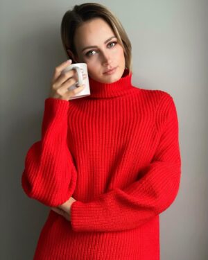 Alena Kolomina Instagram - В такую погоду даже радуешься незапланированному выходному, перенос смены из-за погоды❄️☃️🌨️, но, как говорится, у природы нет плохой погоды. Теплый чай, уютный и такой радостный свитер от @sweateramillion ❤️, книжка, а может с ребятишками в кино на сказку съездим… а какие у Вас планы в это снежное воскресенье? Или у Вас оно не снежное?