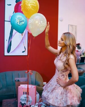 Alena Kolomina Instagram - Мой День🎂🌺 Рождения 28 марта прошел так, как мне хотелось❤️: в любви, добре, благодарности, объятиях и признаниях в любви. Я хочу, чтобы этот свет я сохранила на целый год! Спасибо, я так благодарна!