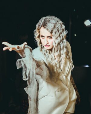 Alena Kolomina Instagram - Призываю, вызываю, визуализирую, загадываю сказку, фэнтези, детское кино в жизнь, хочу сыграть сказочного персонажа. Можно похарактернее, посмешнее, пострашнее, нелепее, с изюминкой, чертовщинкой, червоточинкой. Давай, волшебный горшочек, вари. Я знаю, что ты умеешь🙏❤️ Model @kolomina_alena 
Photo @gavri_photo 
Style @veterstyle 
Muah @stasya_makeuphair