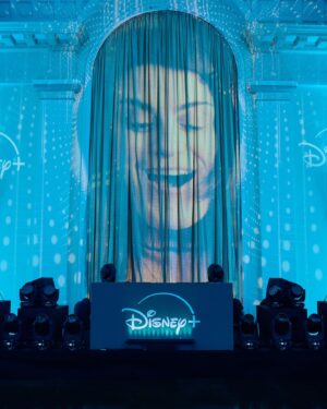 Alessandra Maestrini Instagram - #TBT dessa celebração incrível da @disneyplusbr, marcando o início de uma nova era no streaming, que está repleto de novidades e produções ✨ brasileiras ✨! Dentre elas, o nosso tão amado, sonhado e aguardaaado seriado “O Som e a Sílaba”, inspirado no espetáculo @osomeasilaba de @miguelfalabellareal. Vem aí, e vem logo logo!

#osomeasilaba #alessandramaestrini #miguelfalabella #disneyplusbr #disneyplus