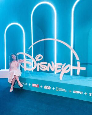 Alessandra Maestrini Instagram - #TBT dessa celebração incrível da @disneyplusbr, marcando o início de uma nova era no streaming, que está repleto de novidades e produções ✨ brasileiras ✨! Dentre elas, o nosso tão amado, sonhado e aguardaaado seriado “O Som e a Sílaba”, inspirado no espetáculo @osomeasilaba de @miguelfalabellareal. Vem aí, e vem logo logo!

#osomeasilaba #alessandramaestrini #miguelfalabella #disneyplusbr #disneyplus