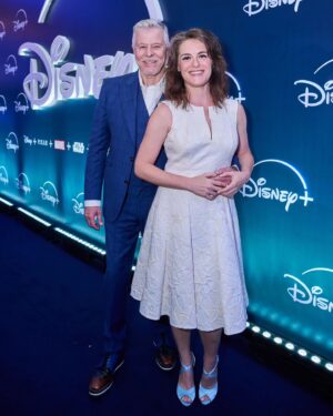 Alessandra Maestrini Instagram - #TBT dessa celebração incrível da @disneyplusbr, marcando o início de uma nova era no streaming, que está repleto de novidades e produções ✨ brasileiras ✨! Dentre elas, o nosso tão amado, sonhado e aguardaaado seriado “O Som e a Sílaba”, inspirado no espetáculo @osomeasilaba de @miguelfalabellareal. Vem aí, e vem logo logo!

#osomeasilaba #alessandramaestrini #miguelfalabella #disneyplusbr #disneyplus