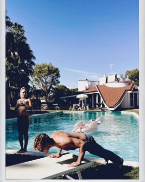 Alessandro Borghi Instagram - Con scarsissimi risultati, prima di ogni scena di nudo, facevo dei piegamenti.
Daria ha fatto delle foto.
Qui siamo a Los Angeles.

-5 a SUPERSEX.