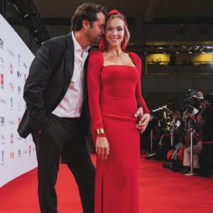 Álex Adróver Instagram - Honestidad ❤️

Ayer en la alfombra de los @premiosforque la pregunta más formulada fue; 
¿Cómo van los preparativos de la boda?, la respuesta fue: viento en popa y en manos de un súper equipazo, siguiendo las recomendaciones de nuestros amig@s; delegar para poder disfrutar ⭐️. Y,  la otra más formulada fue; ¿cuál es el secreto 15 años después? 

🪷 Siempre hablamos de respeto y prioridad de pareja como base de nuestra relación, pero ayer surgió algo más, y es; HONESTIDAD. 
Porque para amar y respetar es fundamental hacerlo desde ahí, empezando por sernos fiel a nosotros mismos, para poder mirar con total sinceridad a tu pareja y sentir, hacer  y compartir en consecuencia.

❤️ TE AMO ❤️

#15añosjuntos #AdroverMonteroWedding