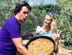 Álex Adróver Instagram - Feliz cumpleeeeeee mi vidaaaaaa!!! Pero qué bien te sienta cumplir años.
Esta versión tuya de 36 punto cero es insuperable!!! Cómo te agarras a la vida y no la sueltas, como luchas, cómo caes y te vuelves a levantar, cómo amas, con ríes, cómo disfrutas de lo importante, de las pequeñas cosas. Te superas todos los años pero este es tu año, un año para comerlo a bocados, y yo me ofrezco a ser una porción del pastel 🤣. TE QUIERO!!! ME ENCANTAS!!! ❤️❤️❤️