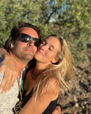 Álex Adróver Instagram - Puede que la última foto sea una de mis preferidas 🥰 Cuántas veces nos hemos mirado a los ojos, y sin hablar, cuanto nos hemos dicho. No se necesitan palabras para decir te quiero. ♥️
