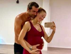 Álex Adróver Instagram - Feliz cumpleeeeeee mi vidaaaaaa!!! Pero qué bien te sienta cumplir años.
Esta versión tuya de 36 punto cero es insuperable!!! Cómo te agarras a la vida y no la sueltas, como luchas, cómo caes y te vuelves a levantar, cómo amas, con ríes, cómo disfrutas de lo importante, de las pequeñas cosas. Te superas todos los años pero este es tu año, un año para comerlo a bocados, y yo me ofrezco a ser una porción del pastel 🤣. TE QUIERO!!! ME ENCANTAS!!! ❤️❤️❤️