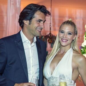 Álex Adróver Instagram - Feliz cumpleeeeeee mi vidaaaaaa!!! Pero qué bien te sienta cumplir años.
Esta versión tuya de 36 punto cero es insuperable!!! Cómo te agarras a la vida y no la sueltas, como luchas, cómo caes y te vuelves a levantar, cómo amas, con ríes, cómo disfrutas de lo importante, de las pequeñas cosas. Te superas todos los años pero este es tu año, un año para comerlo a bocados, y yo me ofrezco a ser una porción del pastel 🤣. TE QUIERO!!! ME ENCANTAS!!! ❤️❤️❤️