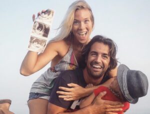 Álex Adróver Instagram - Feliz cumpleeeeeee mi vidaaaaaa!!! Pero qué bien te sienta cumplir años.
Esta versión tuya de 36 punto cero es insuperable!!! Cómo te agarras a la vida y no la sueltas, como luchas, cómo caes y te vuelves a levantar, cómo amas, con ríes, cómo disfrutas de lo importante, de las pequeñas cosas. Te superas todos los años pero este es tu año, un año para comerlo a bocados, y yo me ofrezco a ser una porción del pastel 🤣. TE QUIERO!!! ME ENCANTAS!!! ❤️❤️❤️