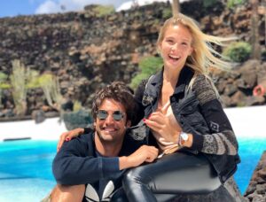 Álex Adróver Instagram - Feliz cumpleeeeeee mi vidaaaaaa!!! Pero qué bien te sienta cumplir años.
Esta versión tuya de 36 punto cero es insuperable!!! Cómo te agarras a la vida y no la sueltas, como luchas, cómo caes y te vuelves a levantar, cómo amas, con ríes, cómo disfrutas de lo importante, de las pequeñas cosas. Te superas todos los años pero este es tu año, un año para comerlo a bocados, y yo me ofrezco a ser una porción del pastel 🤣. TE QUIERO!!! ME ENCANTAS!!! ❤️❤️❤️