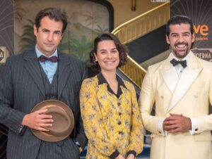 Álex Adróver Instagram - Pocos trabajos me pueden gustar más que una serie diaria, donde se siente familia más que en ninguna otra grabación. Pocos sitios me hacen sentir mas en casa que @rtve. Por no hablar de poder volver a coincidir con Humberto Miro (nuestro director ejecutivo)y parte de sus inseparables, casi 20 años después. No puedo estar más feliz de formar parte del elenco de @lamoderna_tve sintiéndome arropado desde el primer día con compañeros que derrochan talento hasta por las orejas. Gracias @grupoboomerang #humbertomiró y @rtve por confiar en mí para darle vida a Mario. Larga vida a la @lamoderna_tve que este equipo humano que se ha juntado para disfrutar rodándola se lo merece todo.