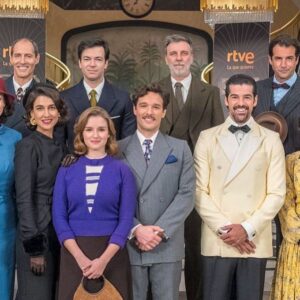 Álex Adróver Instagram - Pocos trabajos me pueden gustar más que una serie diaria, donde se siente familia más que en ninguna otra grabación. Pocos sitios me hacen sentir mas en casa que @rtve. Por no hablar de poder volver a coincidir con Humberto Miro (nuestro director ejecutivo)y parte de sus inseparables, casi 20 años después. No puedo estar más feliz de formar parte del elenco de @lamoderna_tve sintiéndome arropado desde el primer día con compañeros que derrochan talento hasta por las orejas. Gracias @grupoboomerang #humbertomiró y @rtve por confiar en mí para darle vida a Mario. Larga vida a la @lamoderna_tve que este equipo humano que se ha juntado para disfrutar rodándola se lo merece todo.