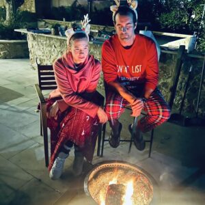 Álex Adróver Instagram - Disfrutando del regalo más preciado que trajo papá Noel 🎁🎅🏻

⭐️ Tiempo en familia ⭐️

FELIZ NAVIDAD a todos. Esperamos de todo corazón, que paséis unas bonitas fiestas. ❤️🫶🏼

El mejor regalo en casa, seguirá siendo valorar momentos y elegir como y con quien gastamos nuestro TIEMPO. 

Os queremos, 

✨ Familia Adróver Montero ✨

#Navidad2023 #FelizNavidad #Navidad23 #Navidad